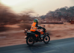 La moto électrique de Roam accomplit le premier voyage de 6000 km alimenté à l’énergie solaire à travers l’Afrique