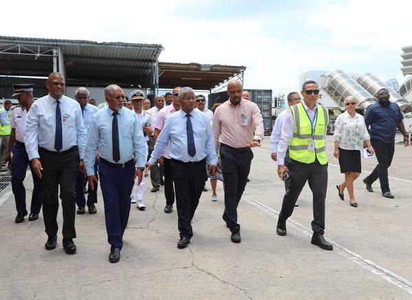 Le Président Ramkalawan effectue une évaluation de la sécurité à l’aéroport international des Seychelles