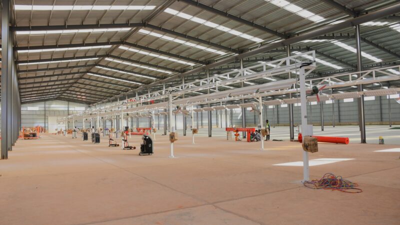 Burkina Faso : ITAOUA Motors démarre l’assemblage local de véhicules électriques avec l’appui du FBDES