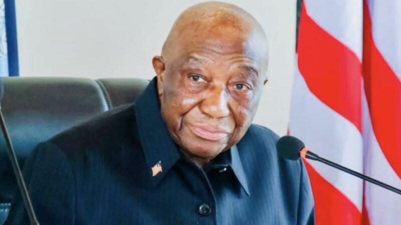 Liberia : Le président Boakai publie un décret interdisant l&rsquo;exportation de caoutchouc naturel non transformé pour stimuler l&rsquo;industrie locale