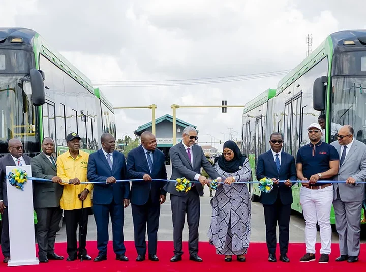 Tanzanie : Samia Suluhu Hassan et Sidi Ould Tah lancent la deuxième phase du réseau de transport rapide par bus de Dar es Salaam