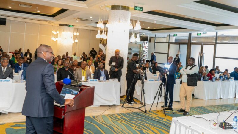 RDC-Banque mondiale : un partenariat décennal pour moderniser les transports et dynamiser le commerce extérieur 12 octobre 2026redaction  La République démocratique du Congo et la  Banque mondiale préparent un nouveau Cadre de partenariat pays couvrant la période 2027-2036. Au cœur de cette coopération : la modernisation des infrastructures de transport, l’amélioration de la connectivité et la facilitation des échanges commerciaux, notamment dans le cadre de la Zone de libre-échange continentale africaine (ZLECAf). Cartesdu monde   La République démocratique du Congo entend faire de son réseau de transport un levier stratégique de développement économique et d’intégration régionale. C’est dans cette perspective qu’un atelier de dialogue réunissant les secteurs des Transports et du  Commerce extérieur s’est tenu ce lundi 12 octobre 2026 à Kinshasa, dans le cadre de la préparation du prochain Cadre de partenariat pays de la Banque mondiale pour la période 2027-2036.   ministre des Infrastructures et Travaux publics, John Banza Luna Avec un réseau comprenant 58 127 kilomètres de routes nationales, 85 000 kilomètres de routes de desserte agricole, 13 028,46 kilomètres de voiries urbaines et 5 033 kilomètres de voies ferrées, la RDC dispose d’un important potentiel de connectivité. À ces infrastructures s’ajoutent des voies navigables, des ports maritimes, lacustres et fluviaux, ainsi que des aéroports, aérodromes et pistes d’aviation. Cartesdu monde   L’enjeu consiste désormais à moderniser ces infrastructures et les postes frontaliers afin de faciliter la circulation des personnes et des marchandises, de renforcer les échanges commerciaux et de positionner le pays comme un acteur majeur de l’intégration économique africaine.  Prenant la parole lors de cet atelier, le directeur des opérations de la Banque mondiale en RDC, Albert Zeufack, a annoncé une nouvelle orientation dans l’accompagnement de l’institution financière internationale. Celle-ci entend privilégier des interventions de plus grande envergure, articulées autour de programmes structurants. Projetsmondiaux   « Nous allons passer des projets aux programmes structurants. Cette approche devrait notamment s’appuyer sur les corridors d’Inga, de Lobito et de la paix, considérés comme des axes importants pour améliorer la connectivité et soutenir les échanges économiques« , a-t-il déclaré, selon les propos rapportés lors de la rencontre.  À travers cette orientation, la Banque mondiale entend inscrire son appui dans une perspective de long terme, en cohérence avec les priorités de développement de la RDC pour la prochaine décennie. Projetsmondiaux  Le ministre du Commerce extérieur, Julien Paluku Kahongya, a insisté sur la nécessité d’accompagner ce partenariat d’une feuille de route claire, comportant des indicateurs précis pour mesurer les progrès réalisés et assurer la concrétisation des objectifs fixés sur dix ans.  Pour le ministre : « La modernisation des infrastructures doit se traduire par des résultats tangibles sur le terrain, notamment en matière de fluidité du commerce transfrontalier et de réduction des contraintes logistiques« .  Il a notamment mis en avant le modèle des postes frontaliers à arrêt unique, qui permet de regrouper les contrôles des pays voisins en un même lieu afin de simplifier les formalités et de réduire les délais de passage des marchandises.  Cette approche avait également été recommandée par le président zambien lors de la deuxième réunion de coordination de haut niveau sur le corridor de Lobito, organisée à Lusaka.  La mise en place de mécanismes frontaliers plus efficaces constitue ainsi un enjeu important pour renforcer les échanges entre la RDC et ses partenaires régionaux, mais aussi pour soutenir la mise en œuvre effective de la ZLECAf.  De son côté, le ministre des Infrastructures et Travaux publics, John Banza Luna, a salué l’accompagnement de la Banque mondiale dans les efforts visant à améliorer la connectivité de la RDC.  « Cette coopération représente un levier pour renforcer les infrastructures de transport, désenclaver les zones de production et faciliter l’accès des populations aux marchés. Elle pourrait également contribuer à améliorer l’acheminement des produits agricoles et industriels vers les centres de consommation et les corridors commerciaux régionaux », a indiqué Jon Banza. Concevoirville  Les échanges de cet atelier ont également été marqués par les présentations des experts du gouvernement congolais et de la  Banque mondiale, appelés à contribuer à la définition des priorités du futur cadre de partenariat.  À travers ce processus de concertation, la RDC et la Banque mondiale entendent identifier les investissements et les réformes susceptibles de soutenir la transformation du secteur des transports et de renforcer la compétitivité du  commerce extérieur congolais sur la période 2027-2036.